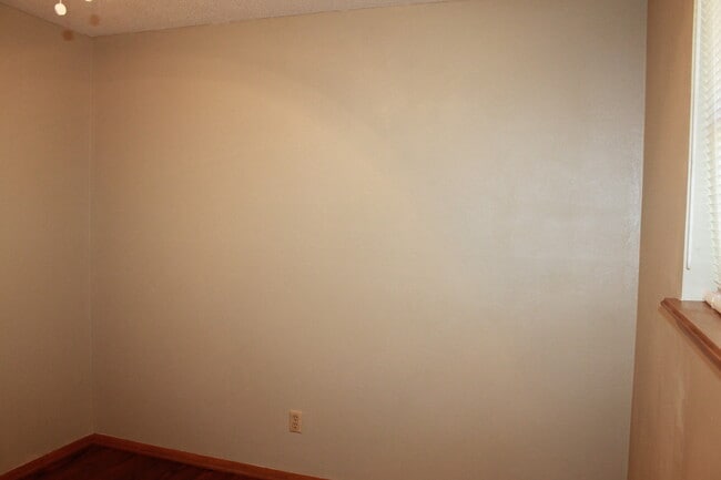 Building Photo - Fresh, Clean, Updated!