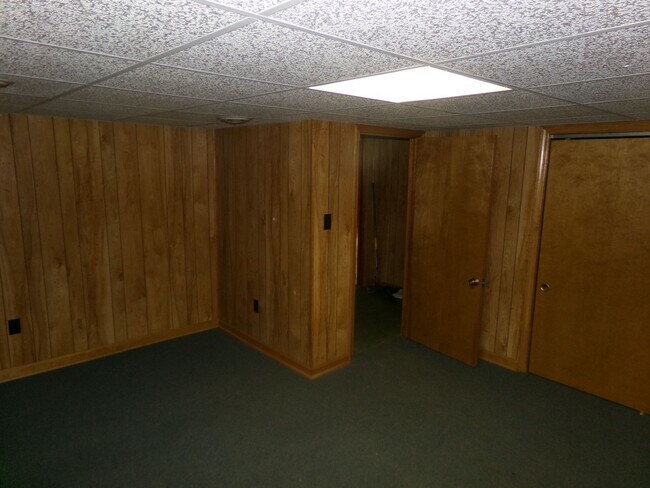 Building Photo - Country Living in Town