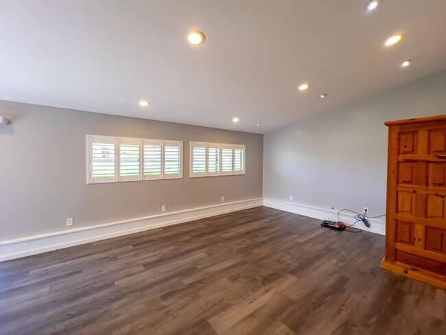 Building Photo - Charming Country Studio with Vineyard View...