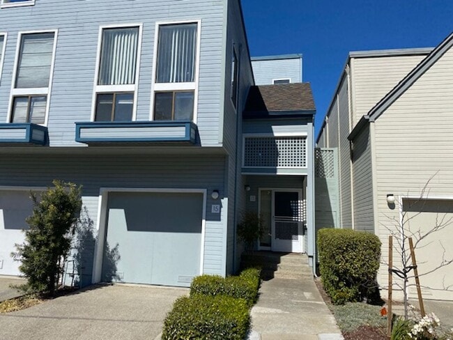 Building Photo - 15 Invincible Ct