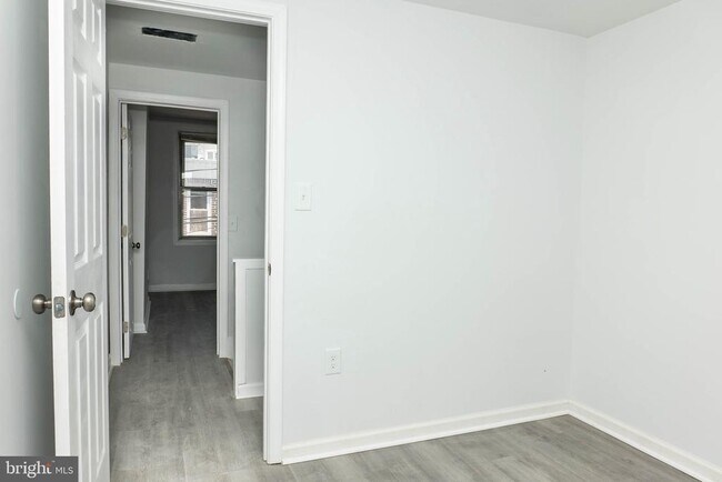 Building Photo - 2524 Webster St