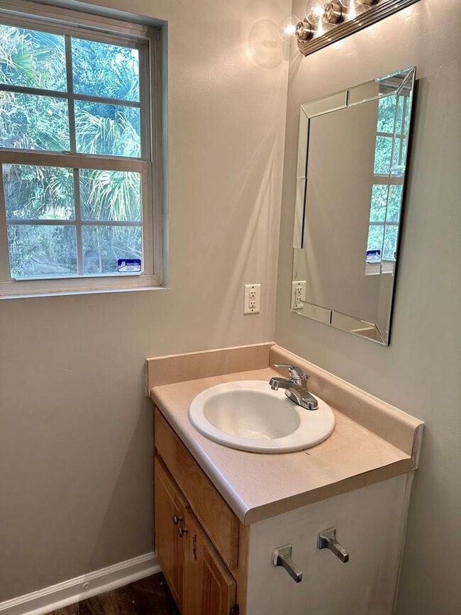 Building Photo - 305 N College St