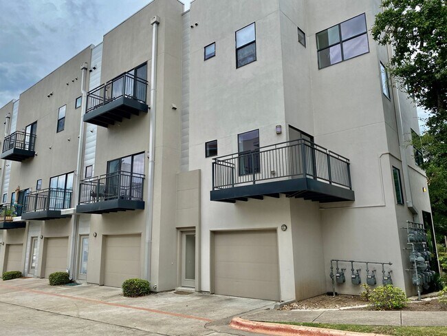 Building Photo - "Fantastic 1-Bedroom Condo off South Congr...
