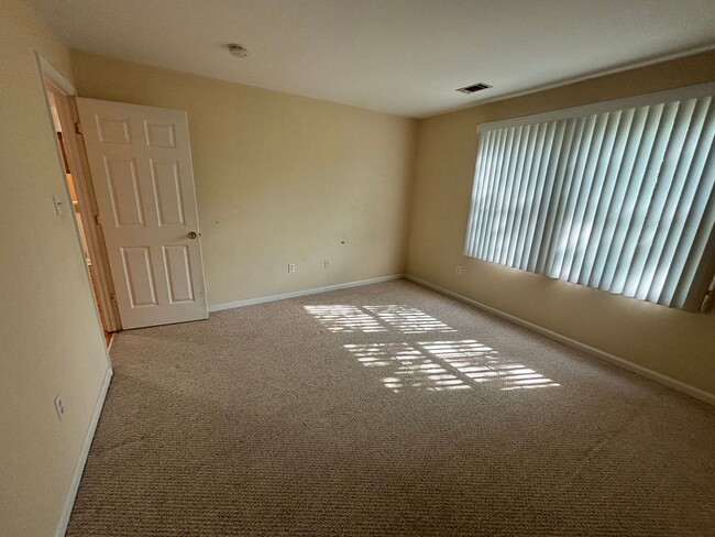 Building Photo - Updated - 2BD/2BA on 2nd floor with Balcony!
