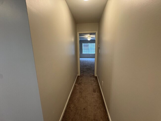 Building Photo - Move-in Ready! **Move-in Special** $250 of...