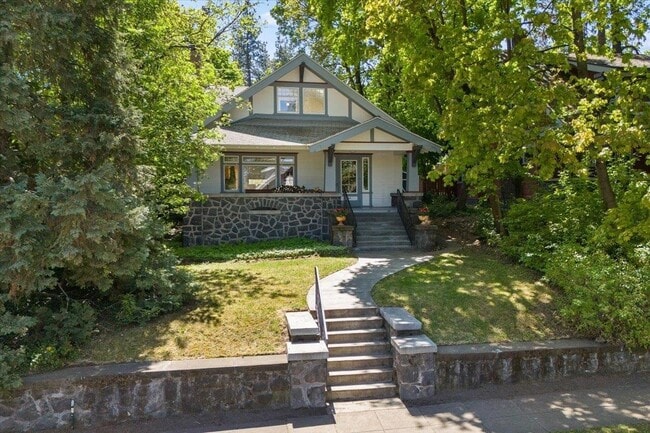 Building Photo - 924 E 9th Ave