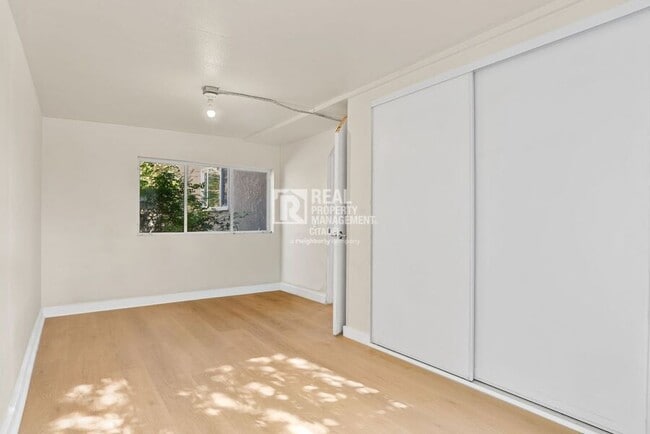 Building Photo - 1425 W Woodcrest Ave