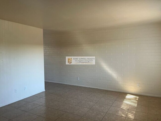 Building Photo - 2 bed 1 bath, private patio, w/d on site