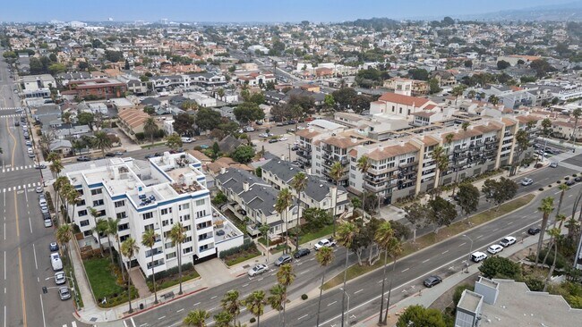 Building Photo - Beautiful 3-bedroom, 2.5-bath tri-level to...