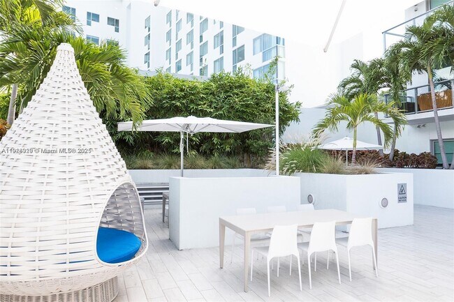 Building Photo - 1600 SW 1st Ave