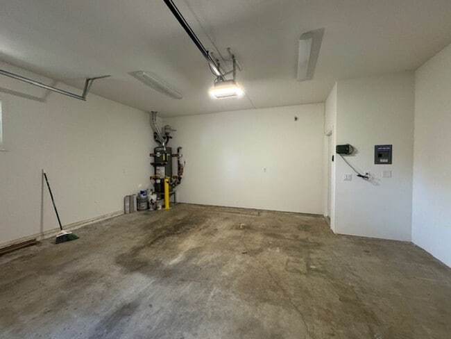 Building Photo - NEWLY RENOVATED 3 BED, 3 BATH ONE STORY HO...
