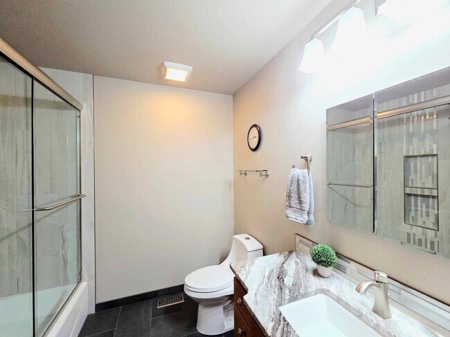 Building Photo - Gorgeous 4 Bed, 3 Bath Home w/ STUNNING RIVER FRONT VIEWS!!