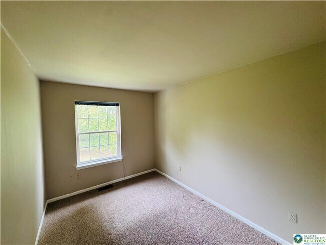 Building Photo - 102 Quaker Dr