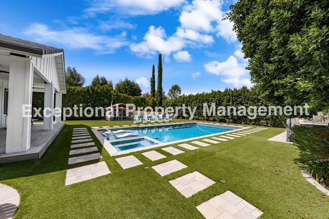 Building Photo - Amazing Executive Estate!