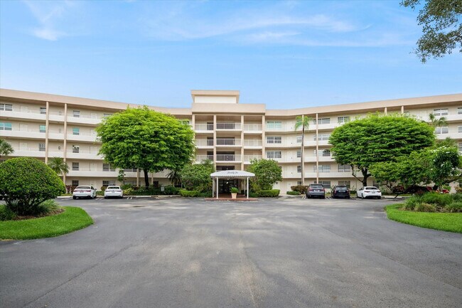 Building Photo - 3900 Oaks Clubhouse Dr