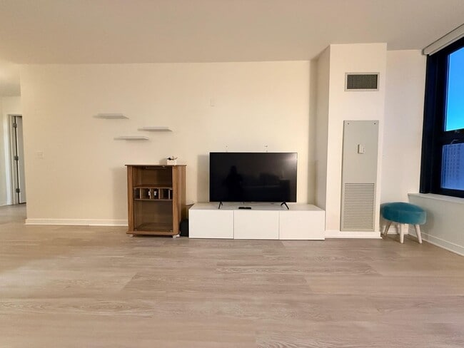 Building Photo - 1160 S Michigan Ave