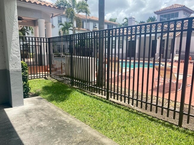 Building Photo - 725 SW 148th Ave