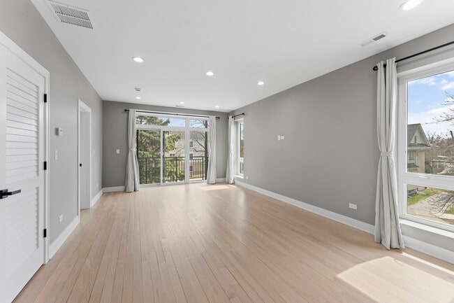 Building Photo - 7428 N Rogers Ave