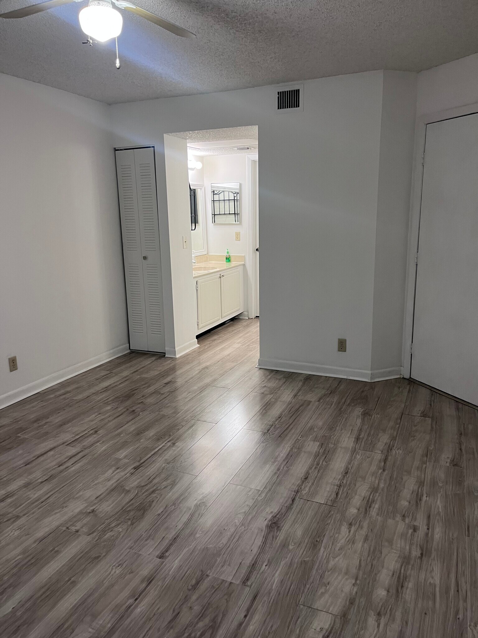 Building Photo - 9777 Westview Dr