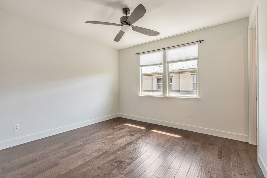 Building Photo - 457 Diller St