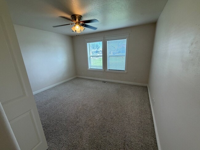 Building Photo - 435 NE Greystone Loop