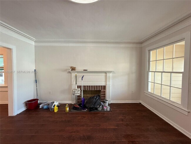 Building Photo - 816 5th St