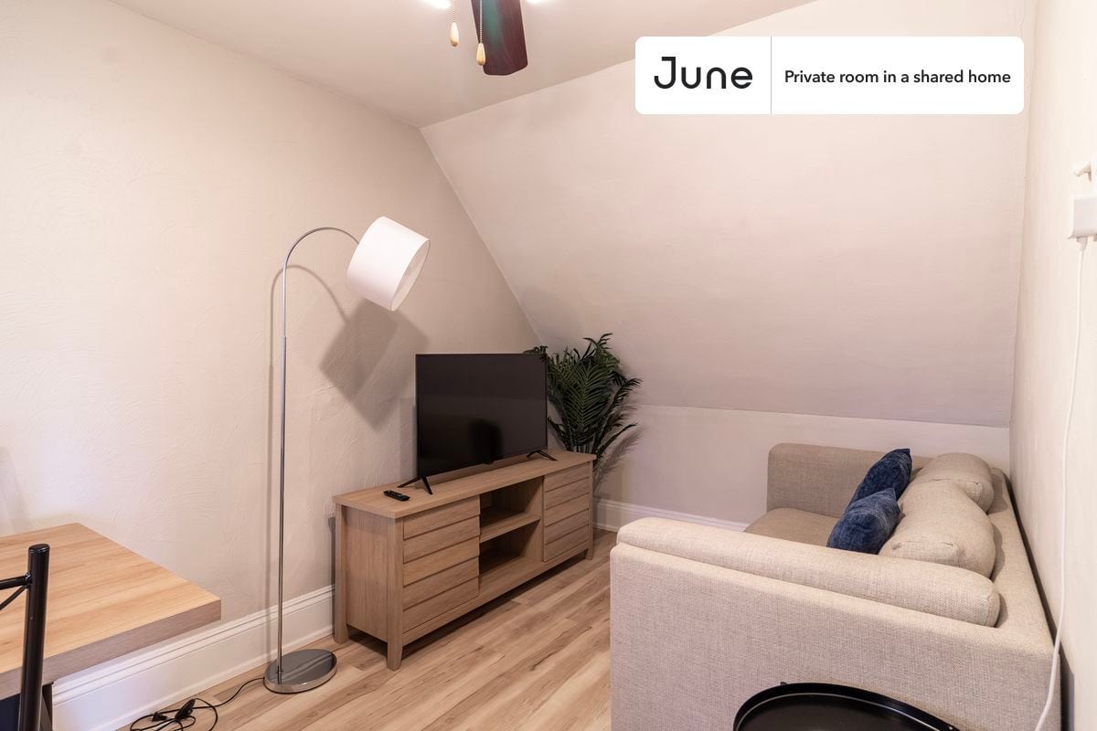 Building Photo - Room in Shared 3 bed/1 bath home