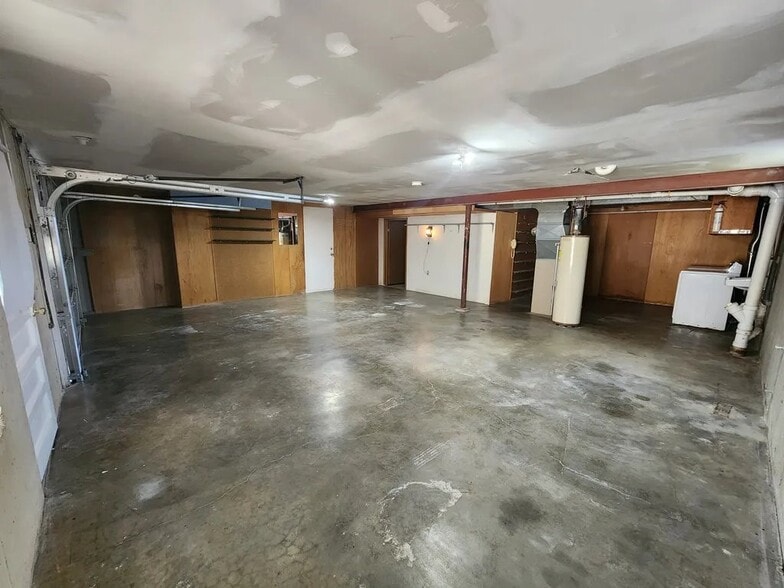 Building Photo - 920 S 74th St