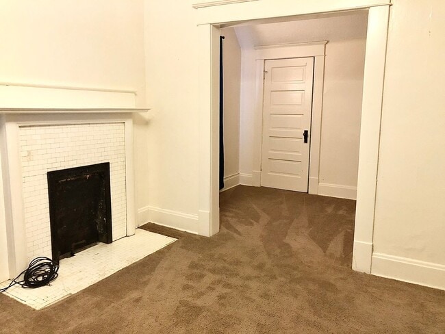 Building Photo - 5 Bedroom House - Walking distance from Central Campus