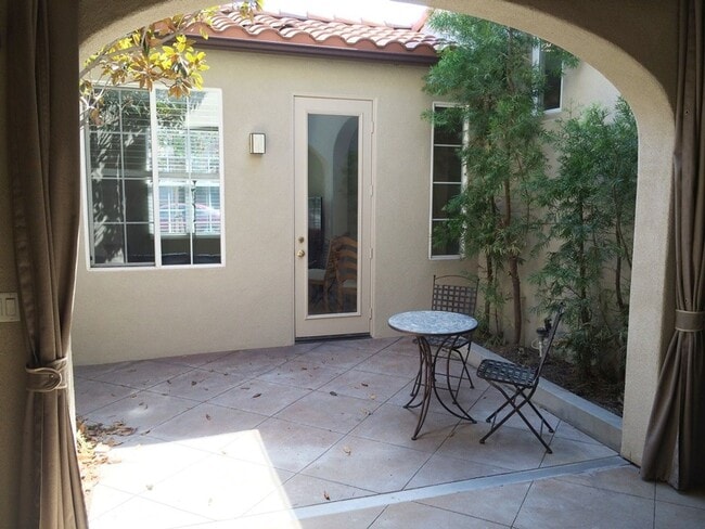 Building Photo - 2 Bedroom, 2.5 bath DETACHED condo in Oak ...