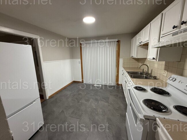 Building Photo - $1100 - 3 bedroom / 1 bathroom - Single Family Home