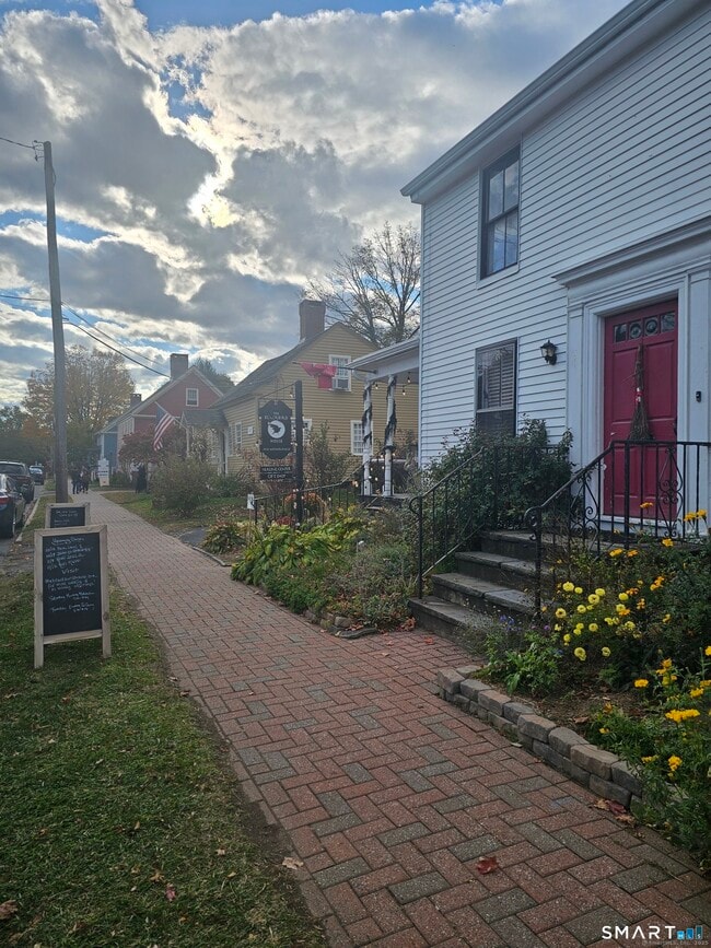 Building Photo - 403 Main St