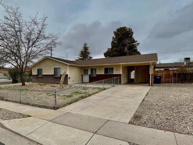 Building Photo - Pet Friendly Home in Washington with Large Fenced Yard