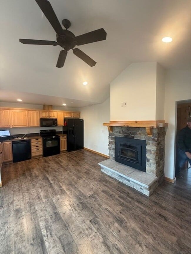 Building Photo - Adorable Roslyn Ridge Condo