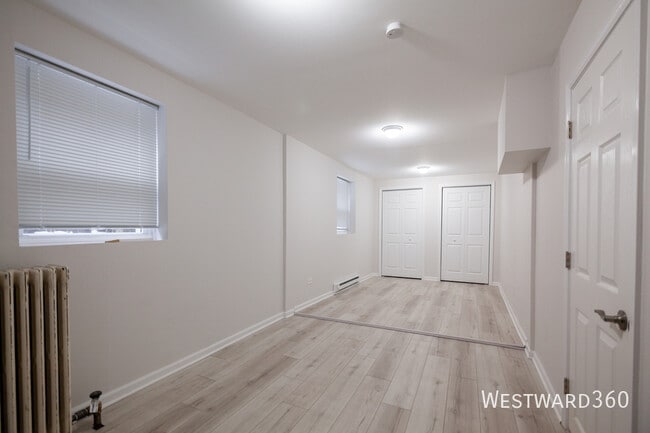 Building Photo - 4018 W Oakdale-1