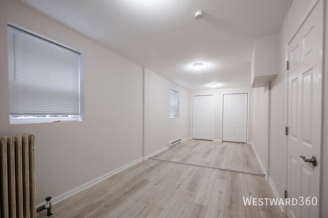 Building Photo - 4018 W Oakdale Ave