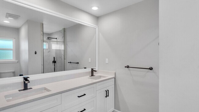 Building Photo - Prime Location! Fully Remodeled Home in th...