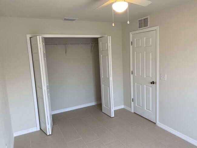 Building Photo - Available Now Stunning 3 bedroom 2 bathroom duplex