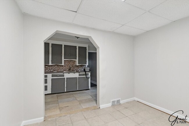 Building Photo - 3 Bed Bungelow $1300.00/mo