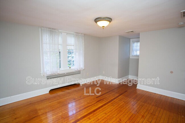 Building Photo - 319 N Newton Lake Dr