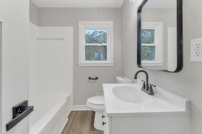 Building Photo - "Charming 3-Bedroom Spartanburg Retreat wi...