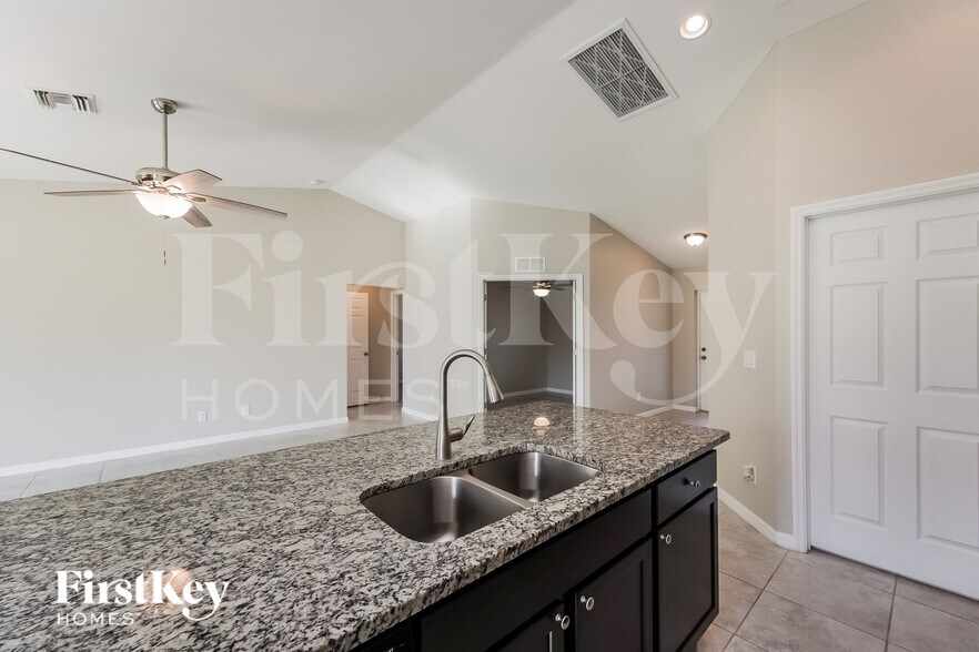 Building Photo - 2828 NW 27th Pl