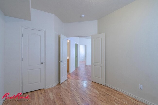 Building Photo - Fresh Carpet! Spacious 5-Bedroom Townhome