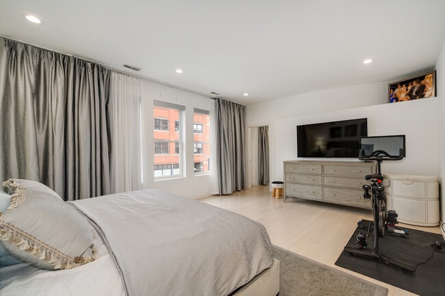 Building Photo - 501 N Kingsbury St