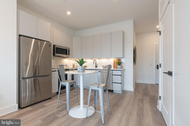 Building Photo - 1421 E Columbia Ave