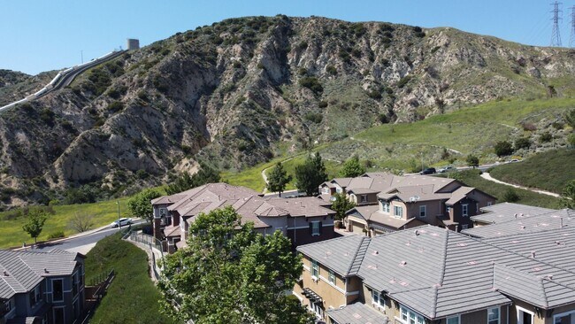 Building Photo - Beautiful 4 Bedroom, 2 1/2 Bathroom Townho...