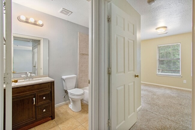Building Photo - 10629 Royal Cavins Dr
