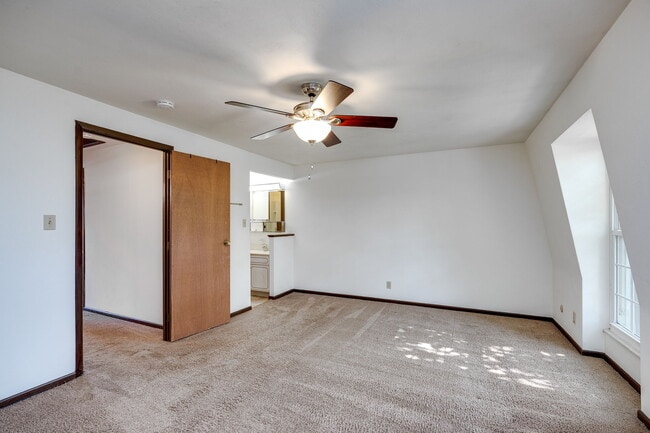 Building Photo - 2215 Barclay Ct