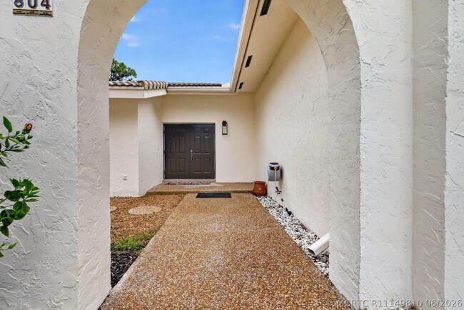 Building Photo - 804 Foxpointe Cir
