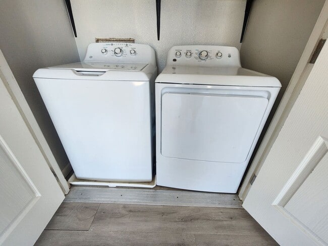 Building Photo - Large 3 Bedroom in Hansen Track